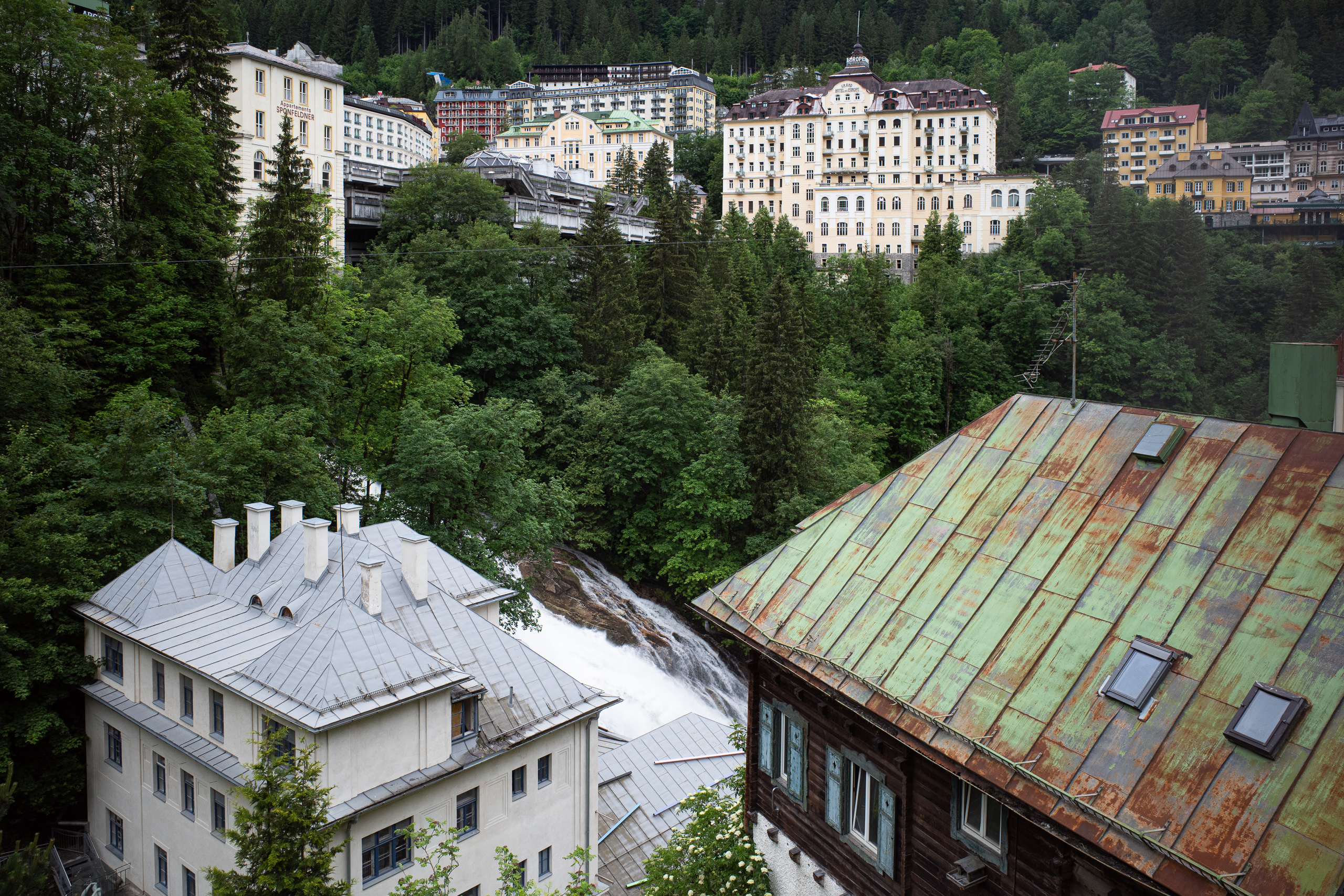 Bad Gastein: Grandhotels über der Schlucht, mittendrin der Wasserfall